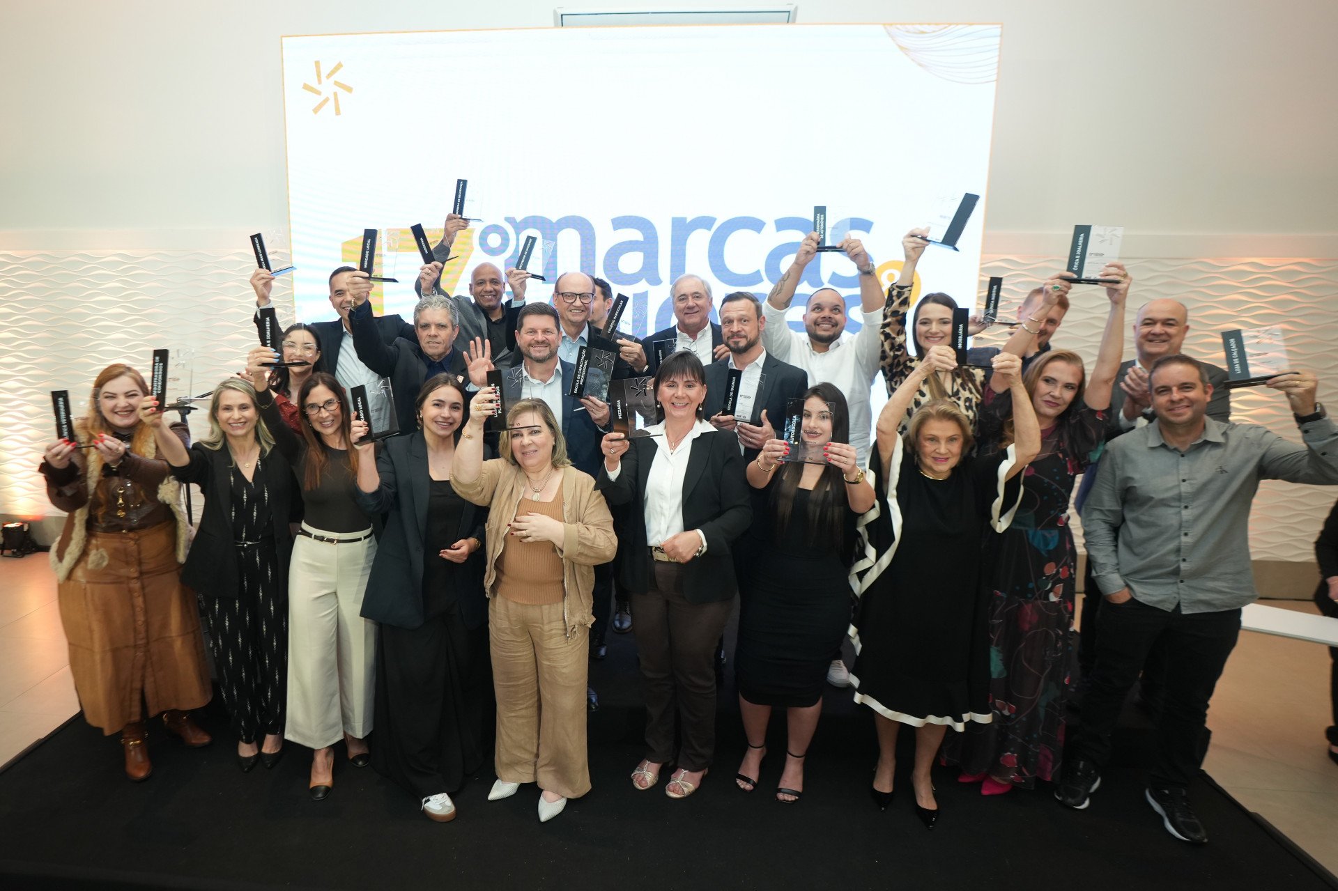 Grupo de premiados da 17ª edição do Marcas&Valores São Leopoldo 2025 | abc+
