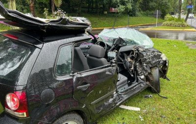 BR-116: Acidente grave deixa carro irreconhecível no acesso a Ivoti