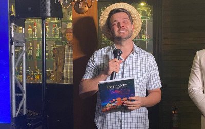 Humorista gaúcho recebe homenagem após ajuda nas enchentes em 2024 e é eternizado no Museu de Cera de Gramado