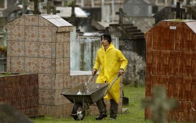 Tempo ruim atrapalha limpeza e reparos que antecedem data de celebração nos cemitérios de Canoas