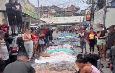 Dezenas de corpos são achados por moradores e levados a praça um dia após megaoperação contra o CV