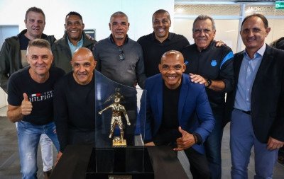 Grêmio recebe troféu da Supercopa do Brasil