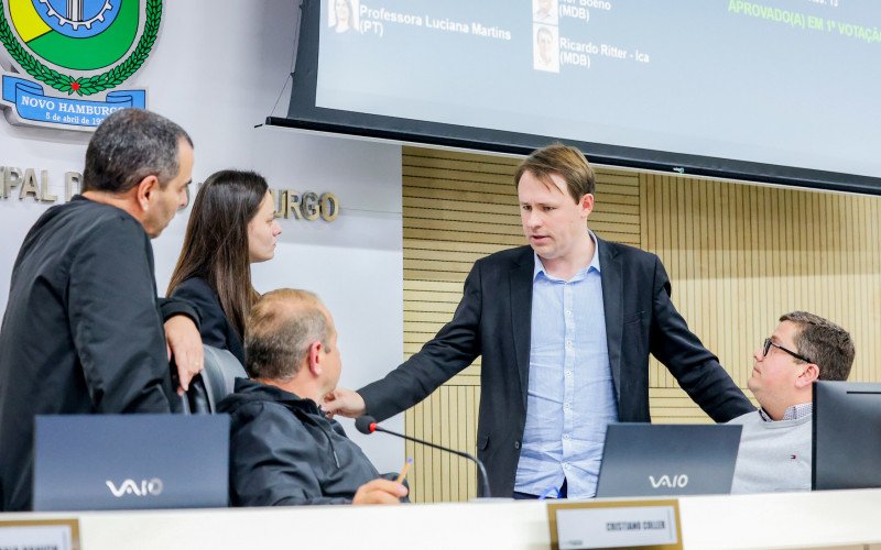 O presidente Cristiano Coller (PP) e o vereador Felipe Kuhn Braun (PSDB) - em pé- ambos surpreenderam ao votar contra o projeto do governo. | abc+