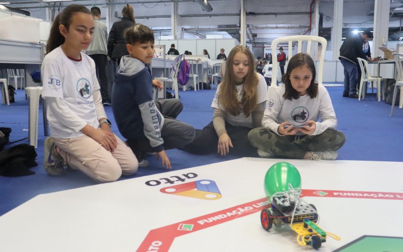 Nathaly, Isabeli, Lorenzo e Joana com o robô que fizeram