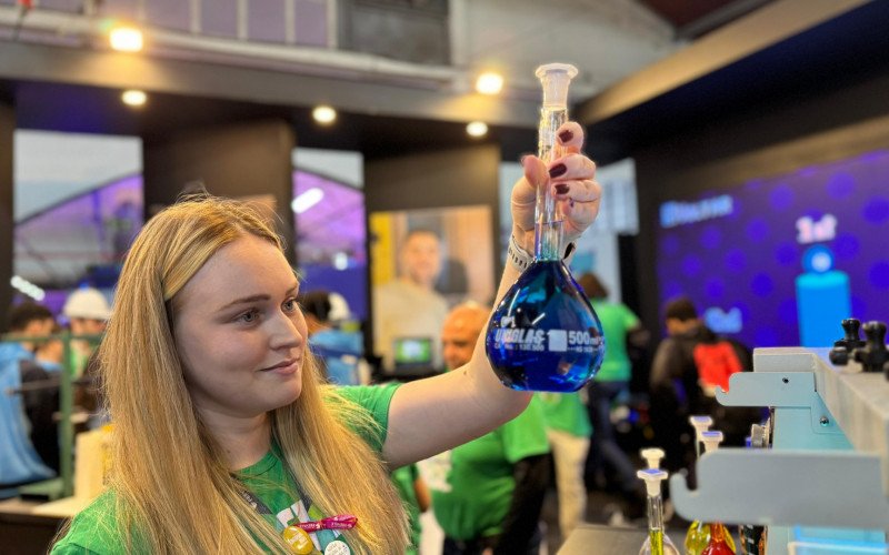 Técnica em Química e estudante de Engenharia Química da Universidade Feevale, Danielle Boll | abc+
