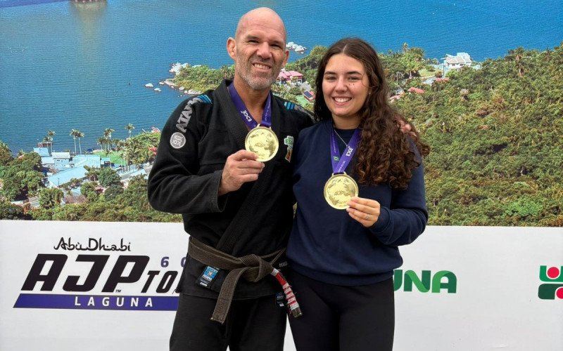 Henrique Seibert e Júlia Seibert com as medalhas conquistadas no AJP International Pro Laguna | abc+