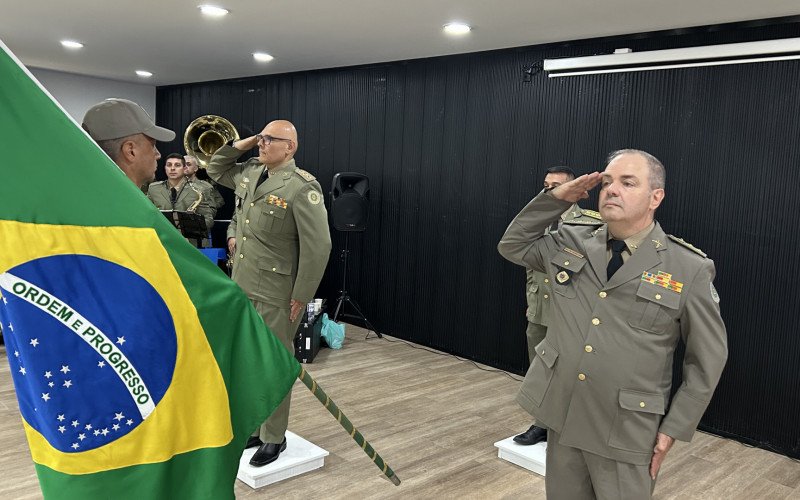 Momento da passagem do comando do coronel Neves ao coronel André Lima, com a condução do ato pelo coronel Douglas Soares, subcomandante-geral da corporação