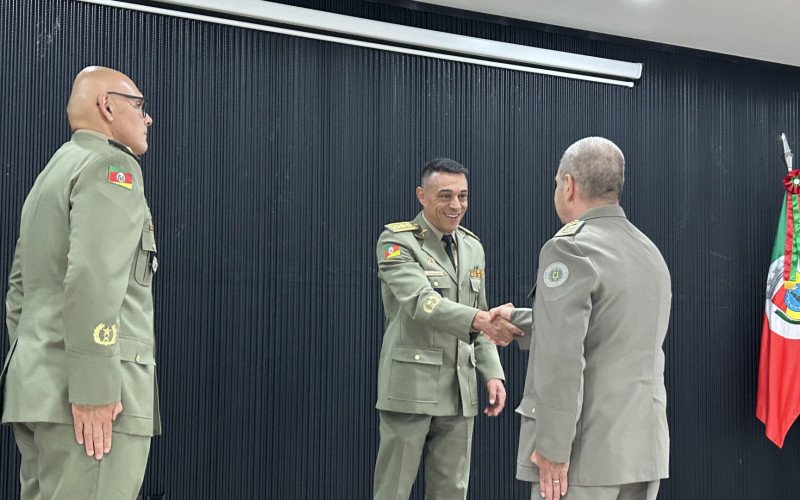Coronel André Lima recebe cumprimento do coronel Douglas Soares, subcomandante-geral da corporação