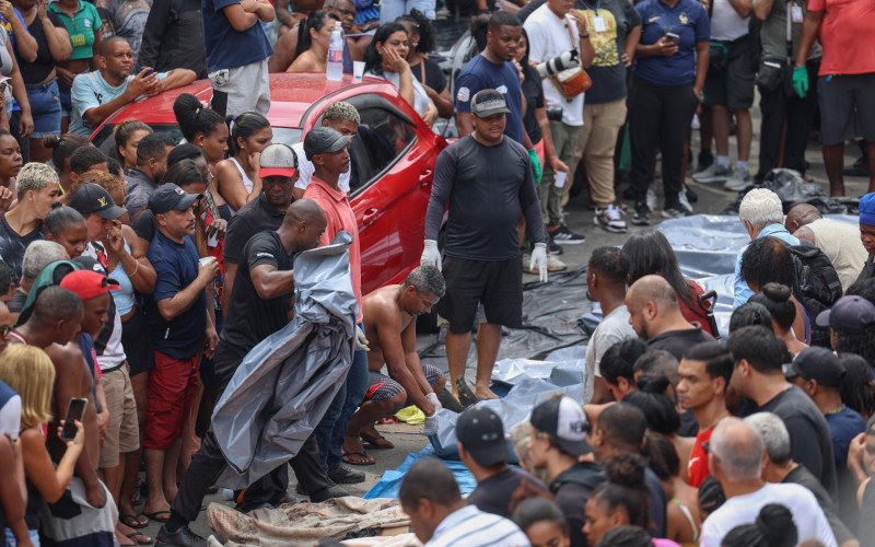 Rio de Janeiro (RJ), 28/10/2025 - Dezenas de corpos são trazidos por moradores para a Praça São Lucas, na Penha, zona norte do Rio de Janeiro. Megaoperação contra Comando VermelhoFoto: Tomaz Silva /Agência Brasil | abc+