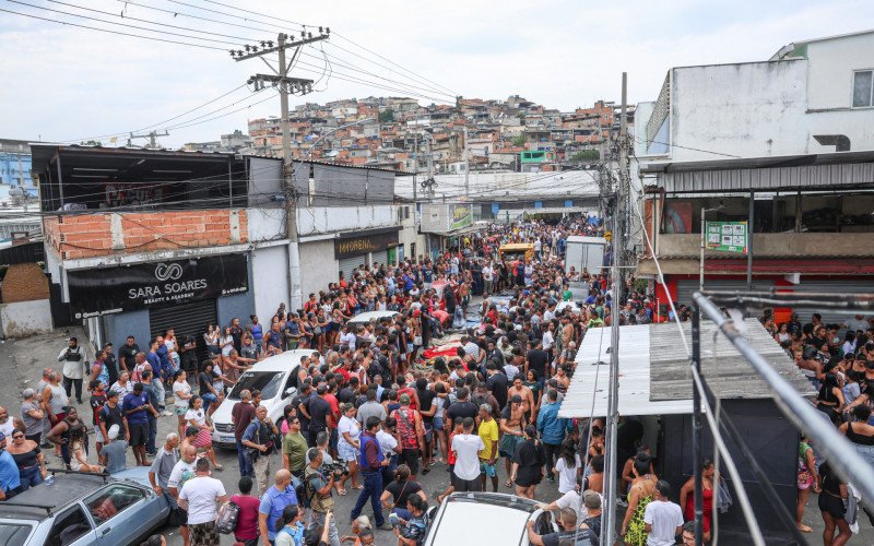 Rio de Janeiro (RJ), 28/10/2025 - Dezenas de corpos são trazidos por moradores para a Praça São Lucas, na Penha, zona norte do Rio de Janeiro. Megaoperação contra Comando Vermelho | abc+