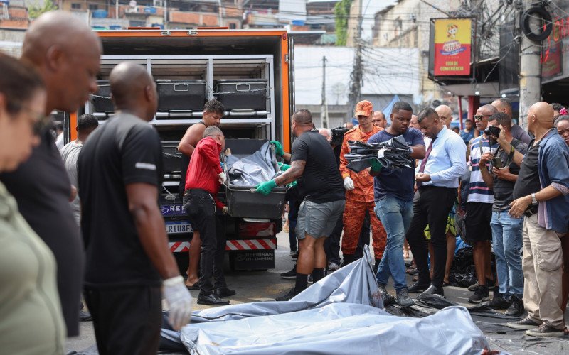 Rio de Janeiro (RJ), 28/10/2025 - Dezenas de corpos são trazidos por moradores para a Praça São Lucas, na Penha, zona norte do Rio de Janeiro. Megaoperação contra Comando VermelhoFoto: Tomaz Silva /Agência Brasil | abc+