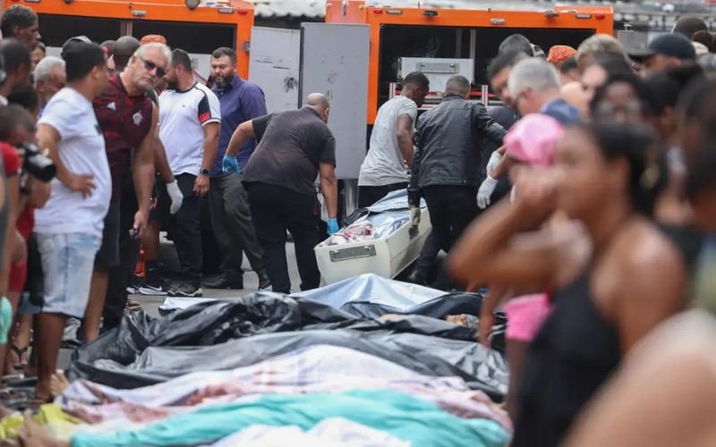 Dezenas de corpos são levados por moradores para a Praça São Lucas, na Penha, zona norte do Rio de Janeiro | abc+