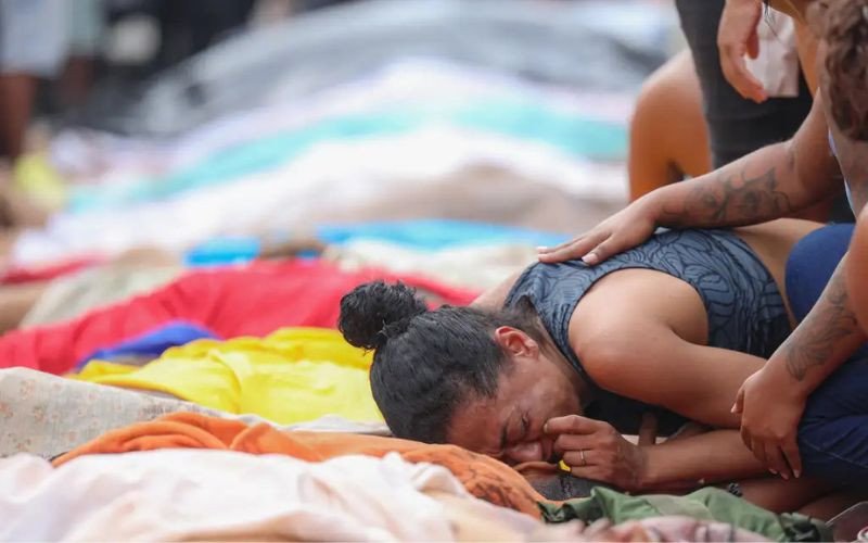 Dezenas de corpos são levados por moradores para a Praça São Lucas, na Penha, zona norte do Rio de Janeiro | abc+