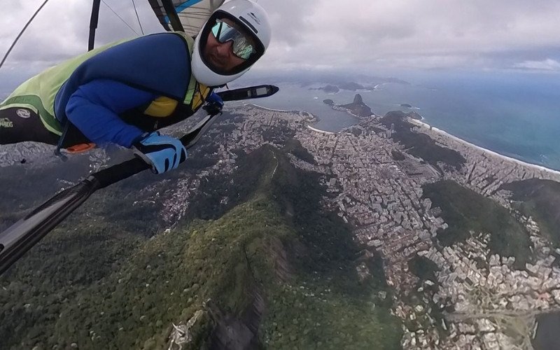 Marcelo Ferreira sobrevoando o Cristo Redentor, no Rio de Janeiro | abc+
