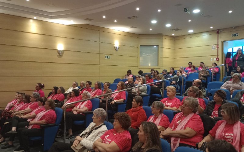 Cerca de 100 pessoas participaram do Terceiro Encontro Rosa