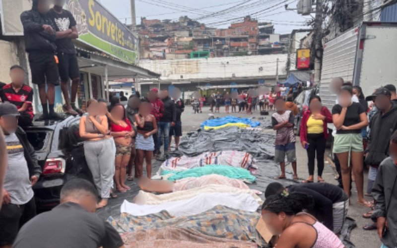 Moradores levam ao menos 50 corpos para praça após operação mais letal do Rio de Janeiro | abc+