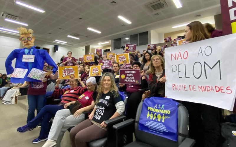Servidores lotam plenário da Câmara de Novo Hamburgo em dia de votação da reforma da previdência | abc+
