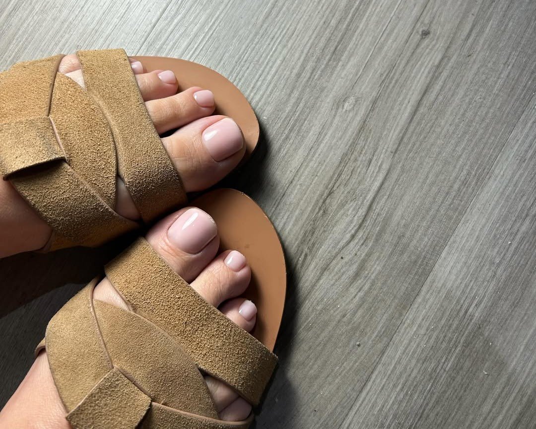 pedicure_com_esmalte_nude_abcmais.jpg