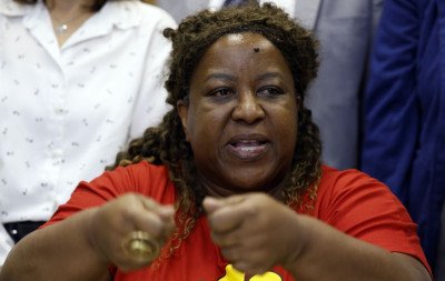 Ministra promete perícia independente após reunião com famílias no Rio
