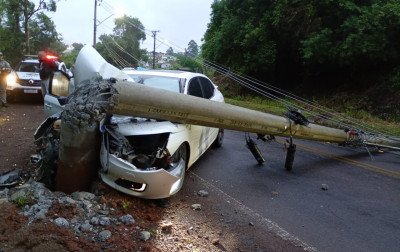 Motorista bate em poste e acidente causa bloqueio de avenida na região