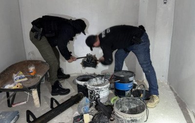 VÍDEO: Polícia Civil encontra pistola e munição escondidas em buraco atrás de falsa tomada em Canoas