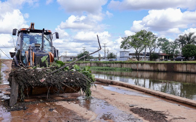 Equipes do Semae fizeram a retirada de uma carga de resíduos descartados irregularmente na bacia Rio dos Sinos