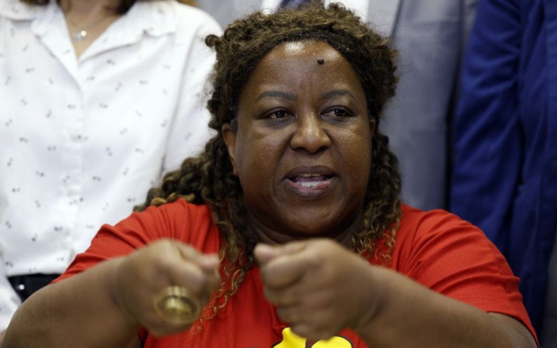 Ministra promete perícia independente após reunião com famílias no Rio | abc+