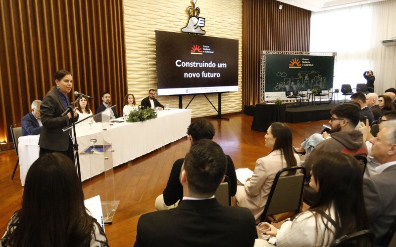 Helena Grundig (à esquerda) esclareceu desenvolvimento do projeto em Canoas | abc+