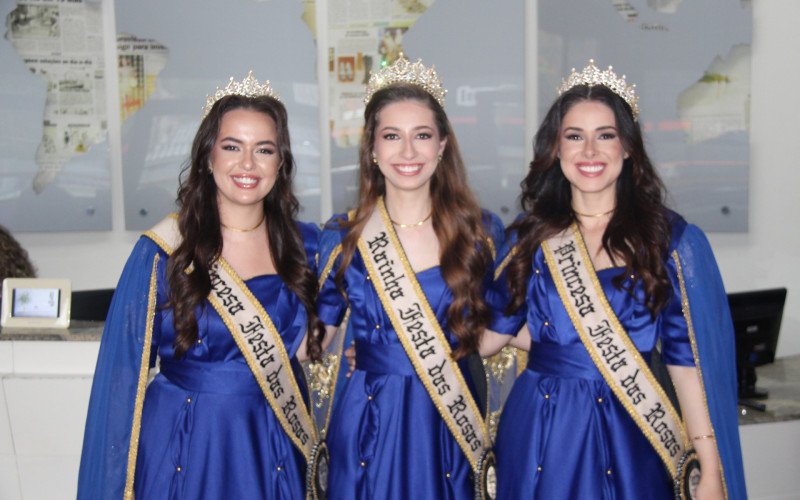 Corte da 39ª Festa das Rosas de Sapiranga visita a sede do Grupo Sinos para convidar para o evento. A corte é composta pela rainha Luiza (centro) e as princesas Beatriz (esquerda) e Catieli (direita) | abc+