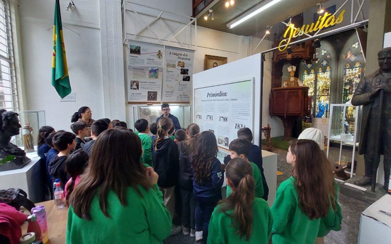 Depois da homenagem ao patriarca, alunos da escola visitaram o Museu Histórico Visconde de São Leopoldo 