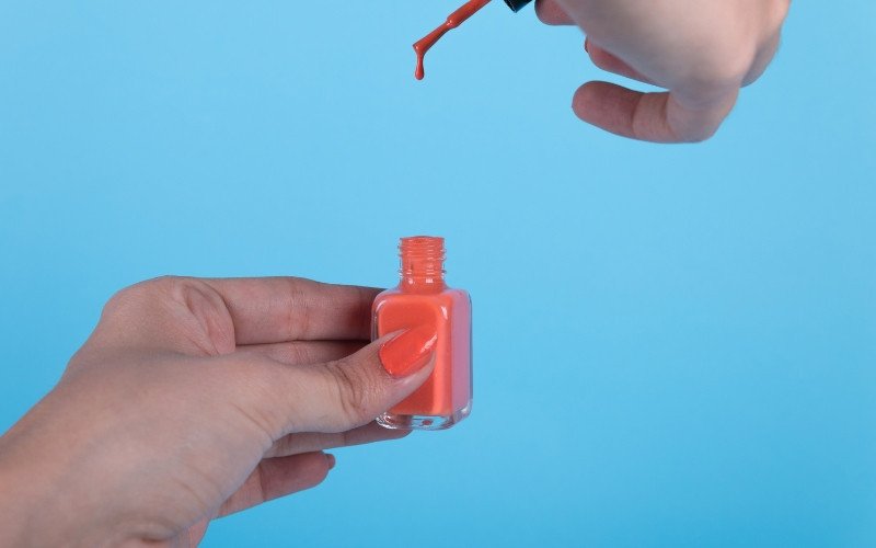 Usadas em produtos para unhas e esmaltes em gel, duas substâncias foram proibidas pela Anvisa | abc+