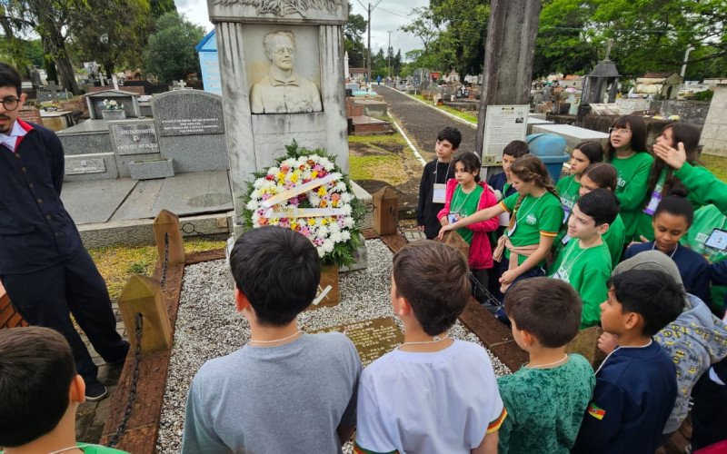 Homenagem no túmulo-monumento de João Daniel Hillebrand contou com a participação de estudantes da escola de mesmo nome