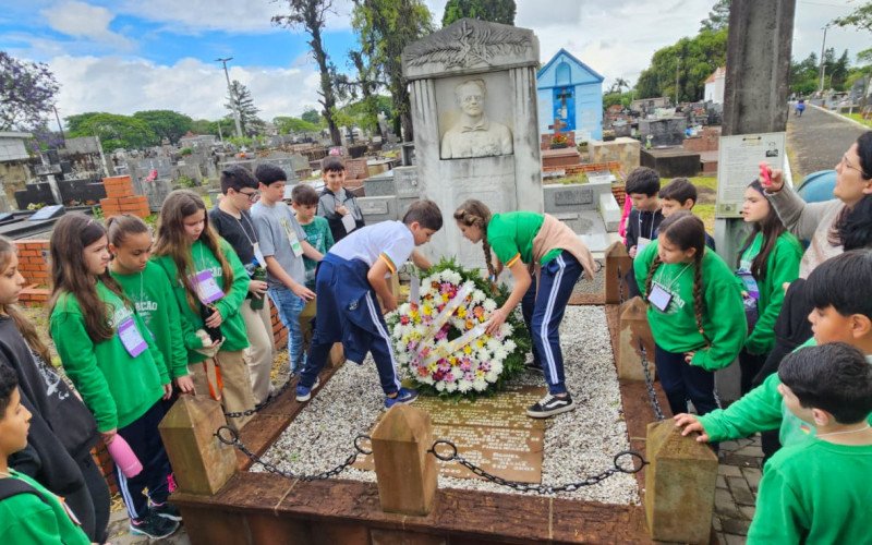 Alunos colocaram coroa de flores no túmulo-monumento