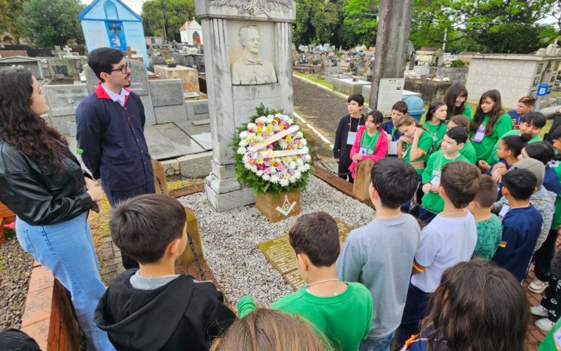 Homenagem no túmulo-monumento de João Daniel Hillebrand contou com a participação de estudantes da escola de mesmo nome