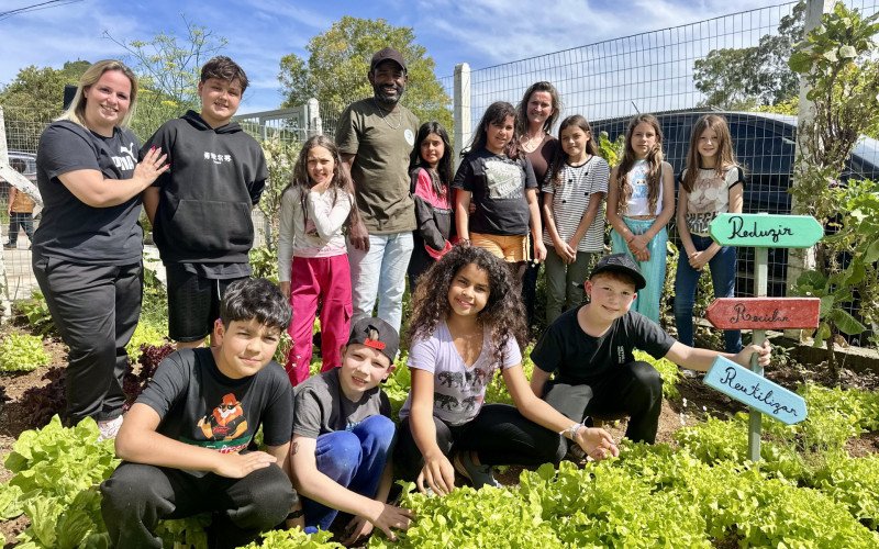 Alunos ajudam no cuidado com a horta da escola Padre Scholl, na Linha Carahá, no interior de Gramado