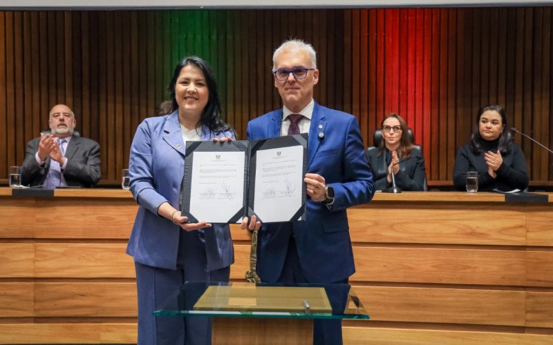 Adriane e Saltz firmaram termo de cooperação para soluções de IA | abc+