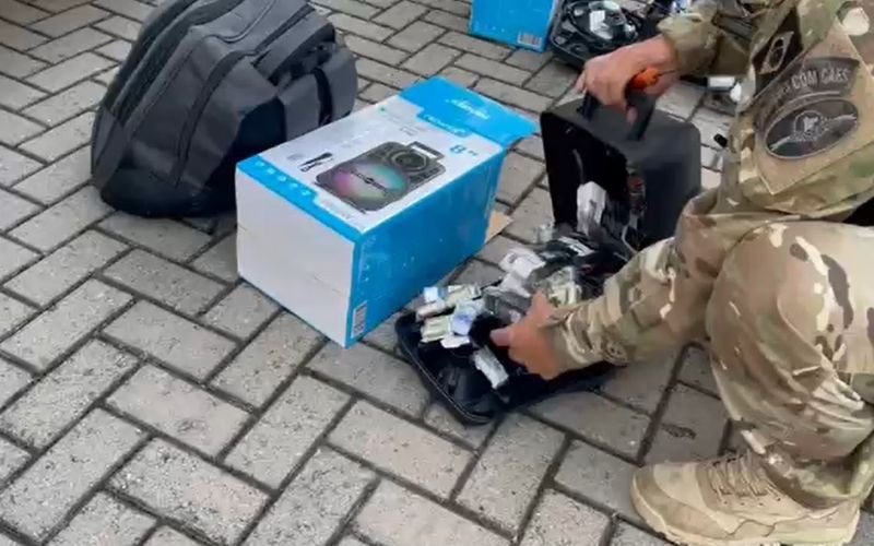 PRF apreende canetas emagrecedoras e anabolizantes dentro de brinquedos e caixas de som na BR-290
