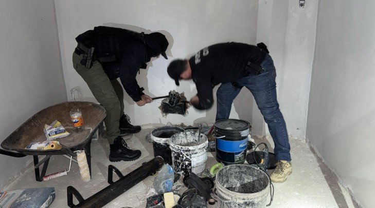 Policiais precisaram esburacar parede para chegar a material escondido atrás de tomada | abc+