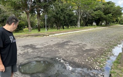 "É a vergonha do bairro": Esgoto corre a céu aberto há meses e causa mau cheiro em bairro de Novo Hamburgo