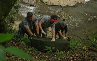 Mutirão de limpeza retira meia tonelada de resíduos ao redor de cascata em Gramado