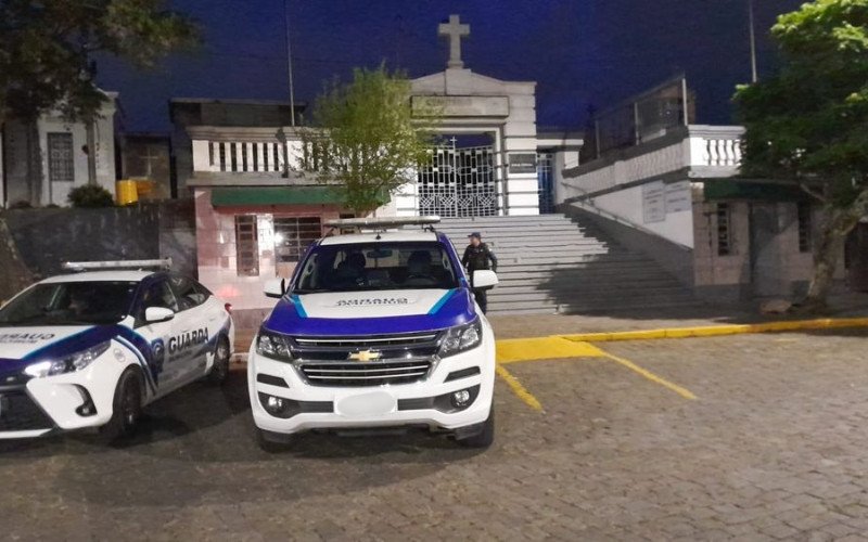 Casal foi preso após ser encontrado em jazigo dentro de cemitério em Caxias do Sul | abc+