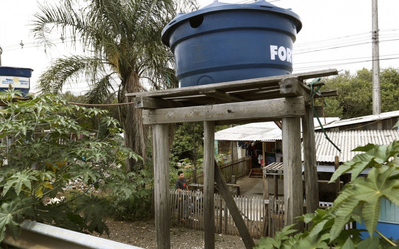 Apesar dos avanços, ainda 416 famílias canoenses vivem em áreas irregulares que dependem de caminhão-pipa para encher suas caixas d'água | abc+