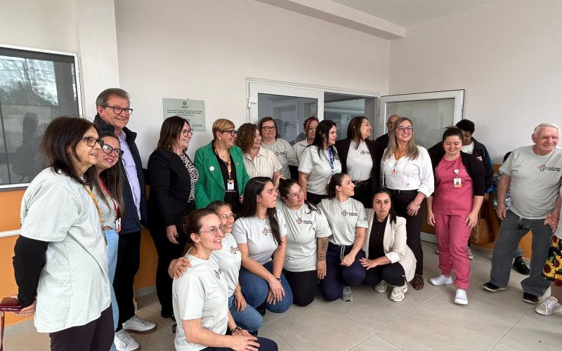 Funcionários e autoridades durante inauguração da UBS do bairro Empresa