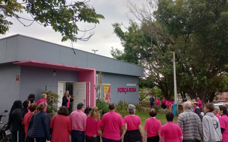 Tradicional abraço encerra as atividades do mês de outubro