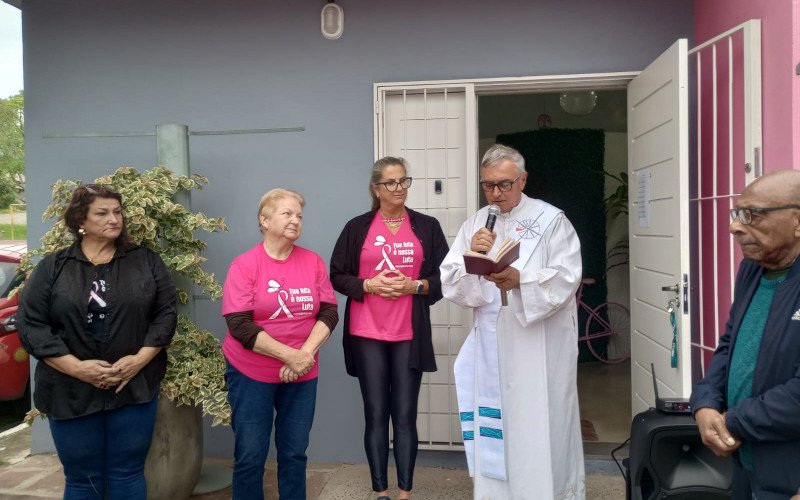 Abraço Rosa recebeu a bênção de um diácono que fez uma oração
