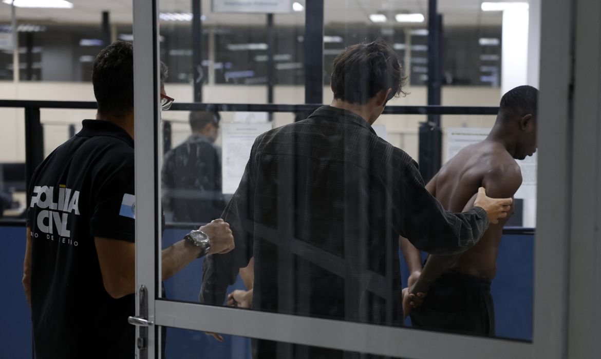 Megaoperação no Rio cumpriu 20 dos 100 mandados de prisão pretendidos | abc+