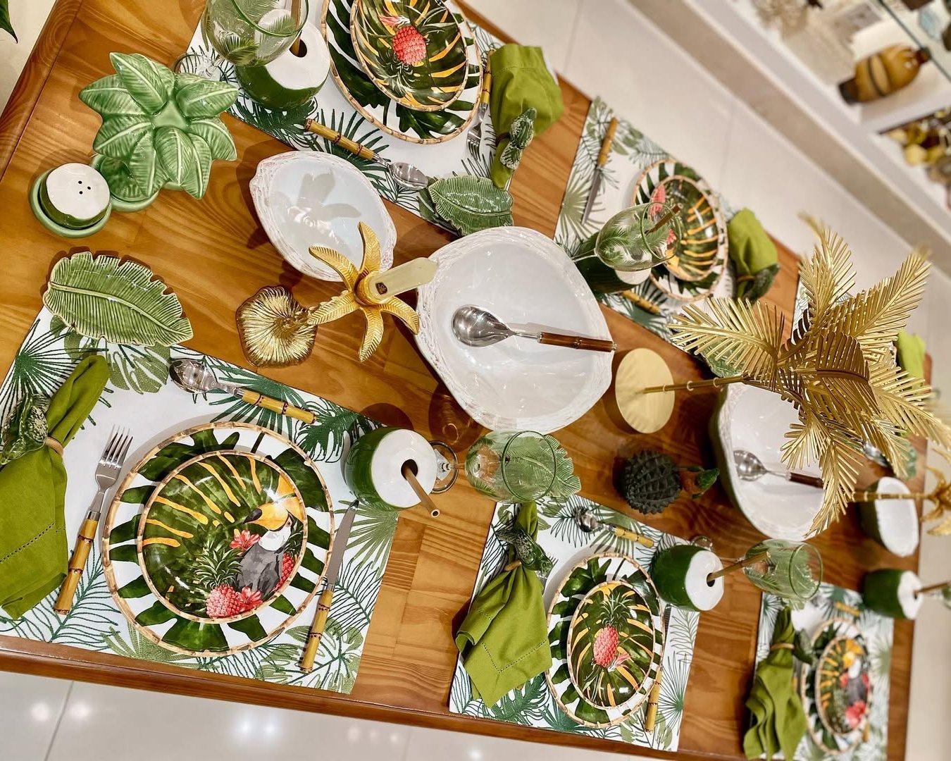 Mesa posta com decoração tropical chic | abc+