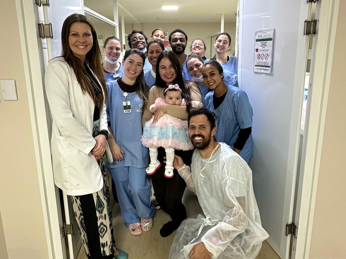 Maria Helena com a mãe Luísa e a equipe de UTI da Associação Hospitalar Vila Nova