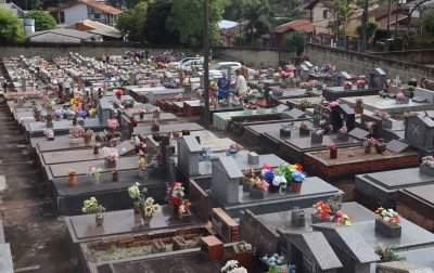 Dia que antecede Finados é marcado por visitas e orações em cemitério de Novo Hamburgo