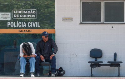 Famílias buscam os corpos de pessoas mortas em megaoperação no RJ